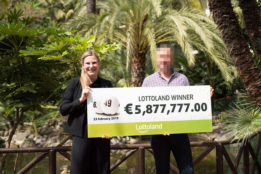 Tysk Lottoland vinnare tar emot check på miljonbelopp 