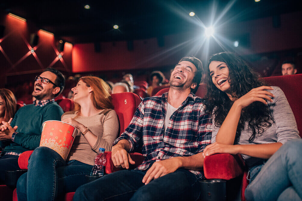 Chockerande siffror från filmvärlden Skrattande publik i en biosalong
