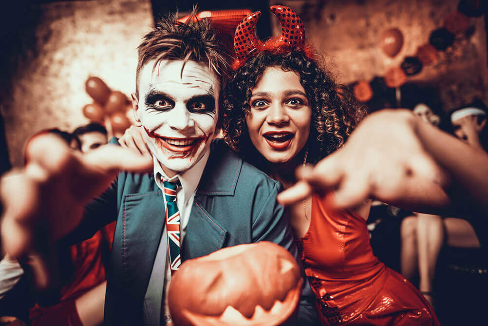 Så firar vi halloween! En man och kvinna som klätt ut sig inför halloween.