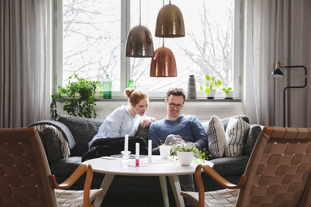 Ett par i sitt vardagsrum lär sig hur man spelar kraschspel med Lottoland.